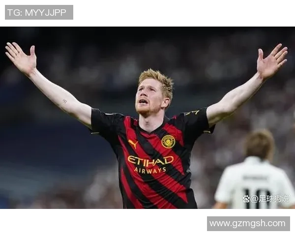 足球明星跪地滑行展现绝技引发球迷热议与赞叹